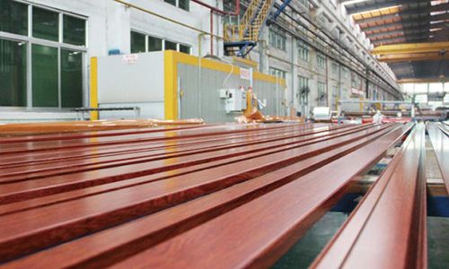 Línea de producción de perfiles de aluminio con acabado de grano de madera